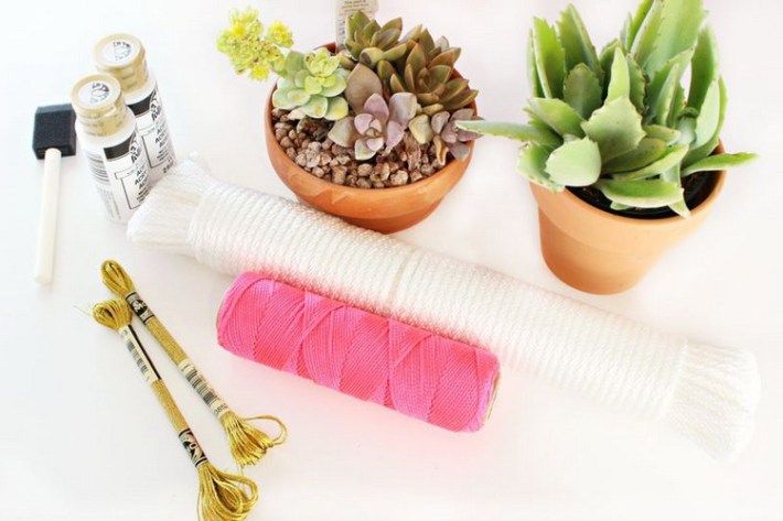 Украшаем скучные цветочные горшки: из джута, шпагата и веревки