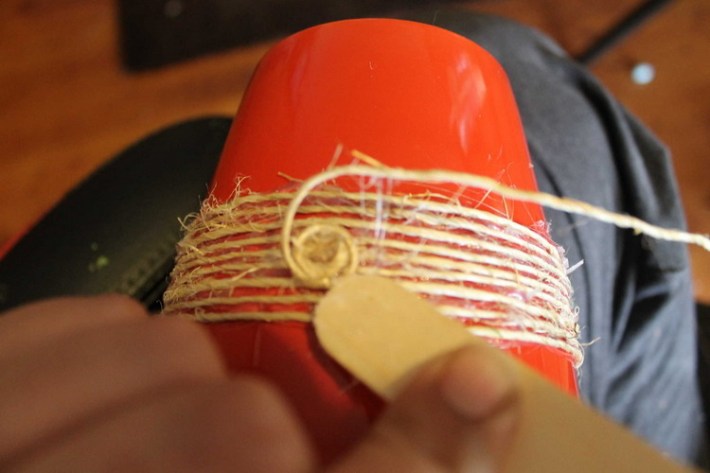 Украшаем скучные цветочные горшки: из джута, шпагата и веревки