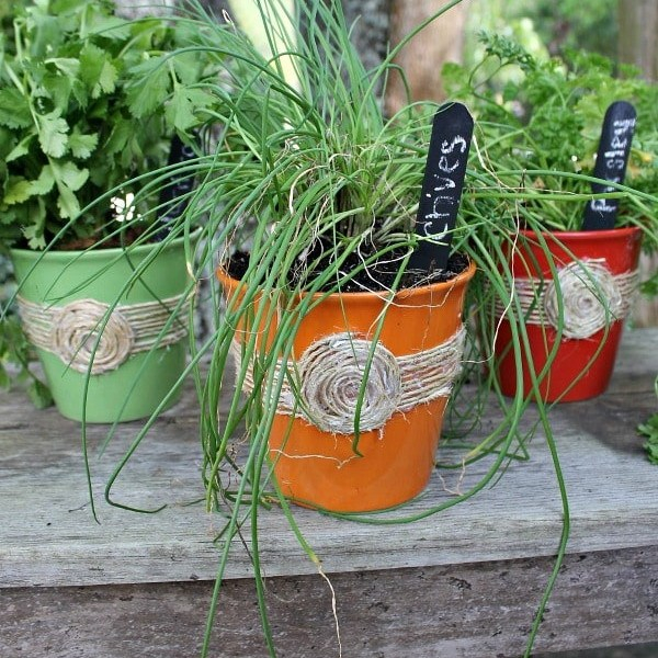 Украшаем скучные цветочные горшки: из джута, шпагата и веревки