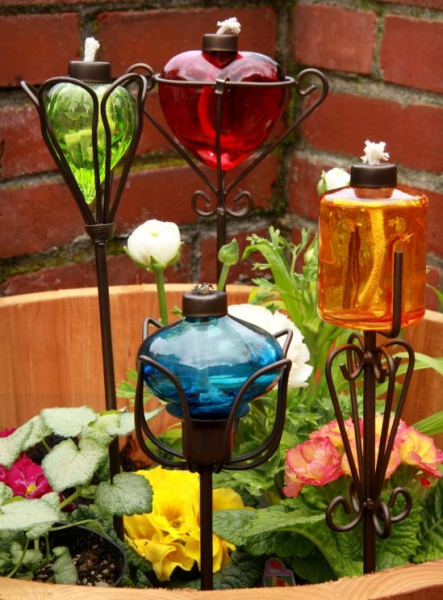 Украшение клумбы и цветника: фигурки на колышке