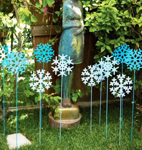 Украшение клумбы и цветника: фигурки на колышке