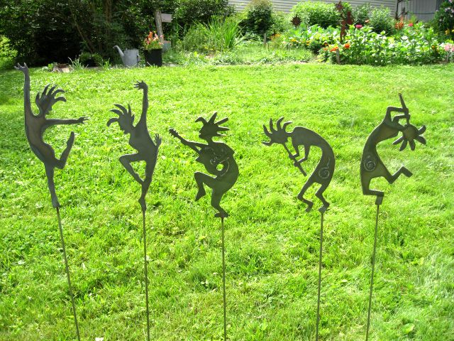 Украшение клумбы и цветника: фигурки на колышке