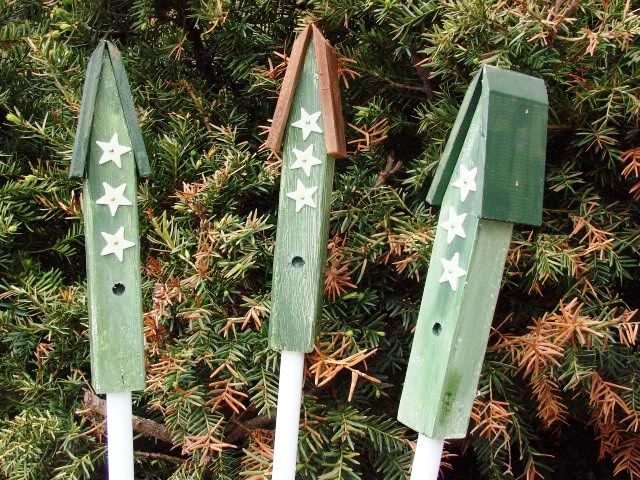 Украшение клумбы и цветника: фигурки на колышке