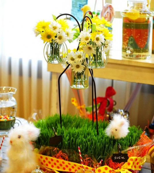 Украшение клумбы и цветника: фигурки на колышке