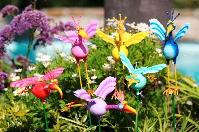 Украшение клумбы и цветника: фигурки на колышке