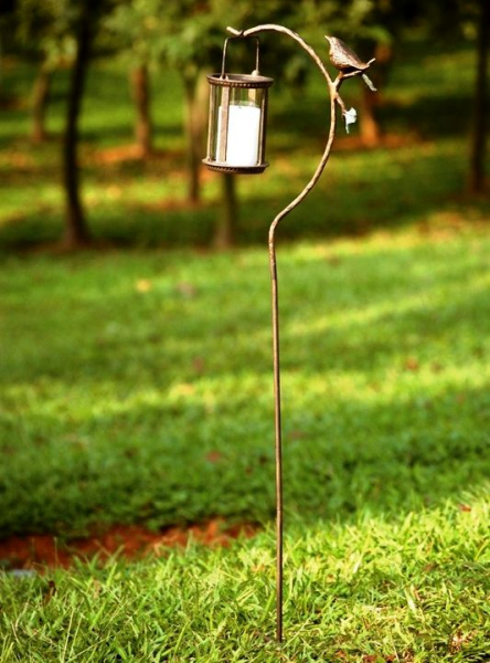 Украшение клумбы и цветника: фигурки на колышке