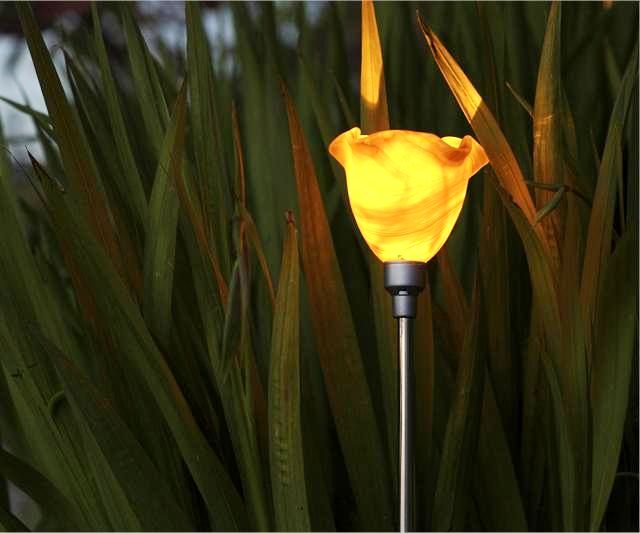 Украшение клумбы и цветника: фигурки на колышке