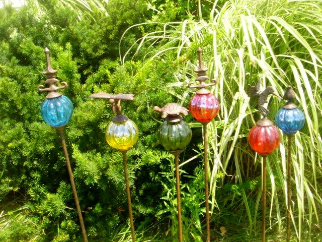 Украшение клумбы и цветника: фигурки на колышке