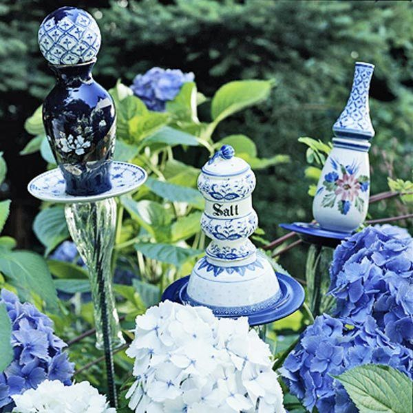 Украшение клумбы и цветника: фигурки на колышке