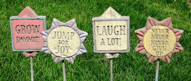 Украшение клумбы и цветника: фигурки на колышке