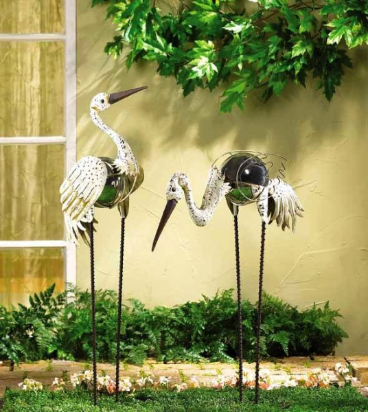 Украшение клумбы и цветника: фигурки на колышке