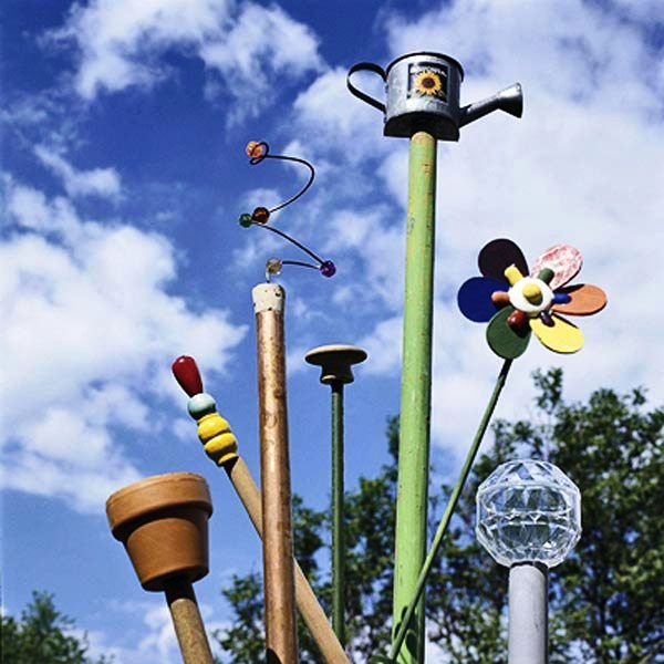 Украшение клумбы и цветника: фигурки на колышке