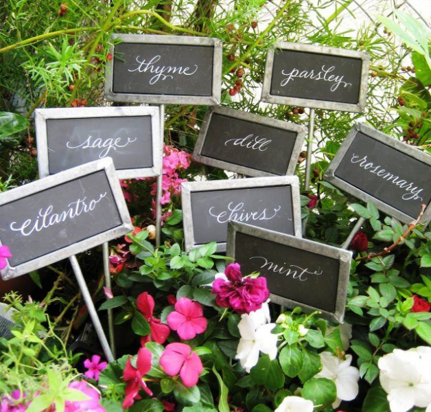 Украшение клумбы и цветника: фигурки на колышке