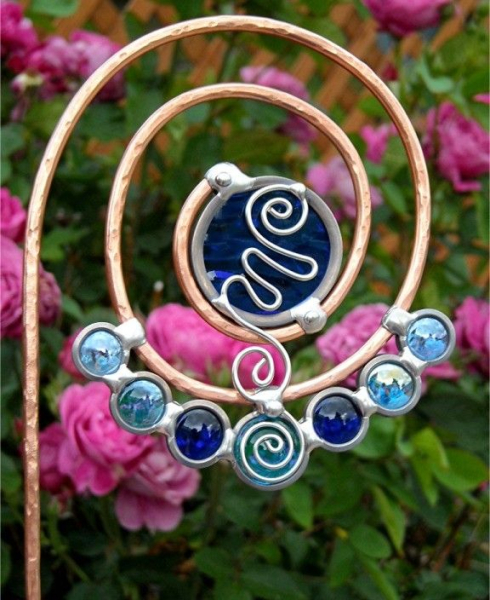 Украшение клумбы и цветника: фигурки на колышке