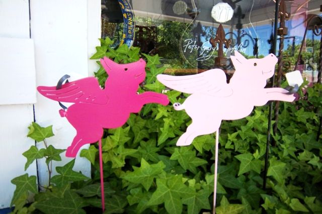 Украшение клумбы и цветника: фигурки на колышке