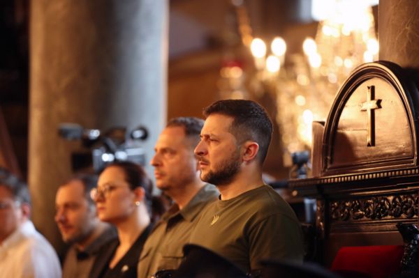 500 дней войны в Украине. Зеленский молится о погибших и вспоминает победу в боях за Змеиный