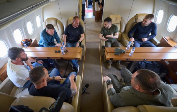 Командиры с «Азовстали» вернулись из Турции в Украину. Россия заявляет о нарушении договоренностей