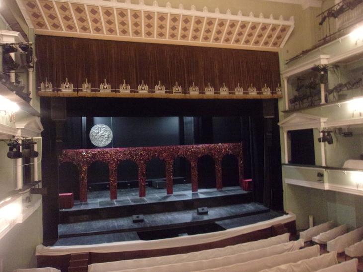 МЕЦЕНАТЫ ПОДЕЛИЛИСЬ ОПЫТОМ В ТЕАТРЕ