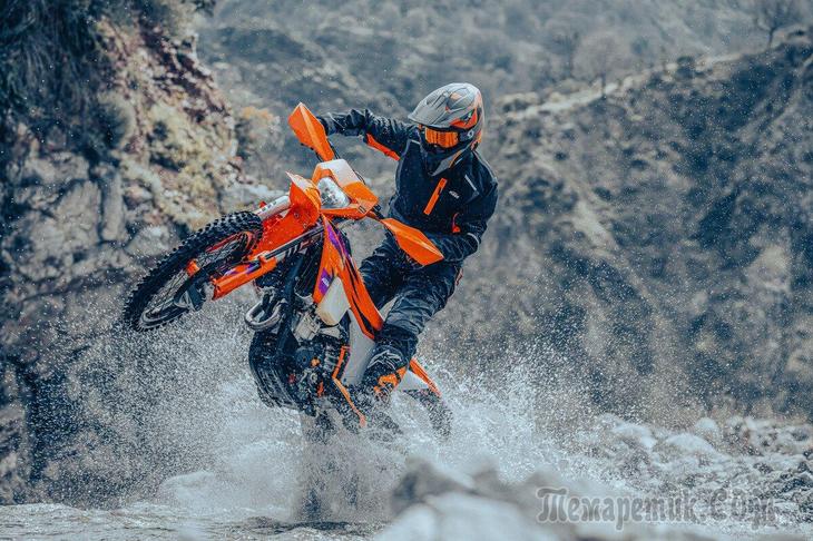Обновленная серия мотоциклов KTM EXC 2024 года поступит в дилерские центры эксклюзивного дистрибьютора АВТОДОМ этой осенью