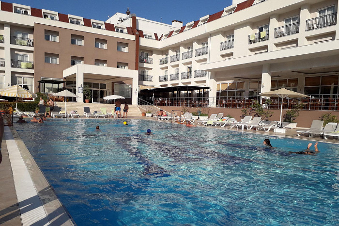 Странное питание, грубые аниматоры и лебеди за доллар: отзыв о среднем отеле в Турции, в который хочется возвращаться