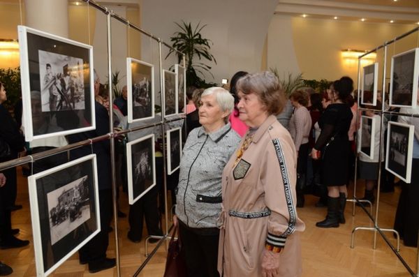 «Я потеряла и деньги, и совесть». Как мошенники заставляют российских пенсионеров поджигать военкоматы