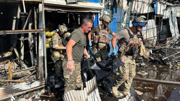 Российская армия обстреляла рынок в городе Константиновка, погибли 16 человек