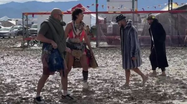Посетители фестиваля Burning Man застряли в пустыне из-за проливных дождей. Один человек погиб