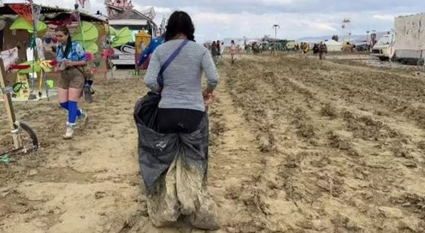 Посетители фестиваля Burning Man застряли в пустыне из-за проливных дождей. Один человек погиб