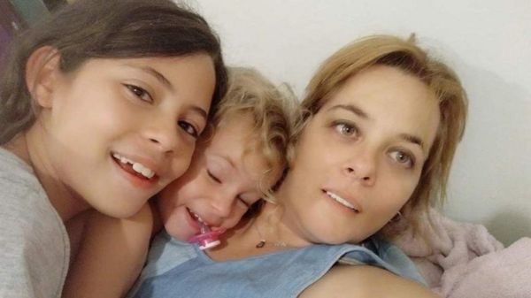 «Мы делаем всё, чтобы вас вернуть». Родственники взятых в заложники израильтян рассказали  об отчаянном положении своих близких