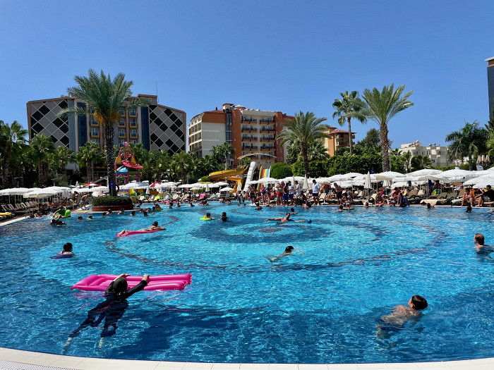 Номер с видом на мусорку, очереди за едой и теснота в море: противоречивый отзыв об Аланье