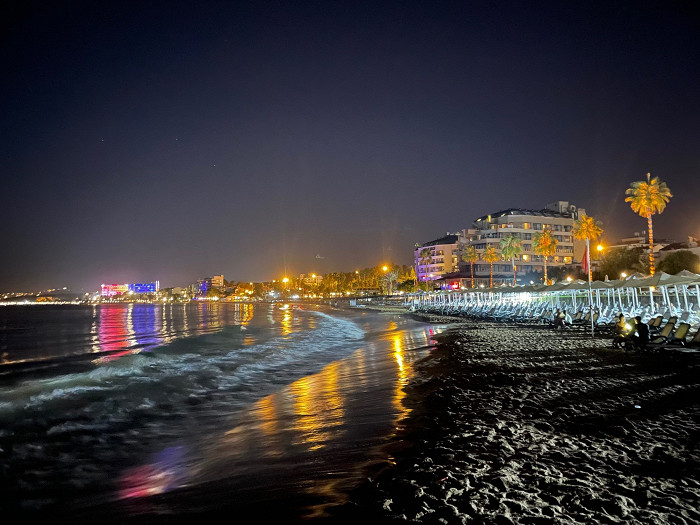 Номер с видом на мусорку, очереди за едой и теснота в море: противоречивый отзыв об Аланье