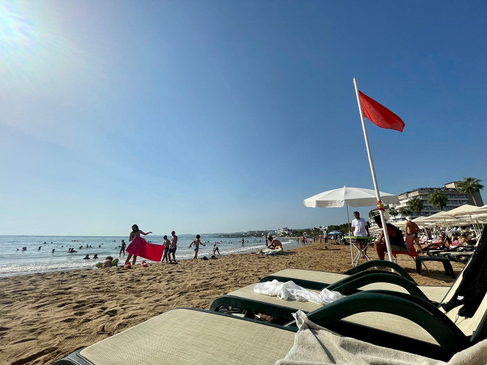 Номер с видом на мусорку, очереди за едой и теснота в море: противоречивый отзыв об Аланье