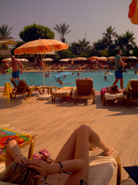 Потерянные сумки, «съедающие глазами» турки и половая инфекция: разгромный отзыв об Аланье