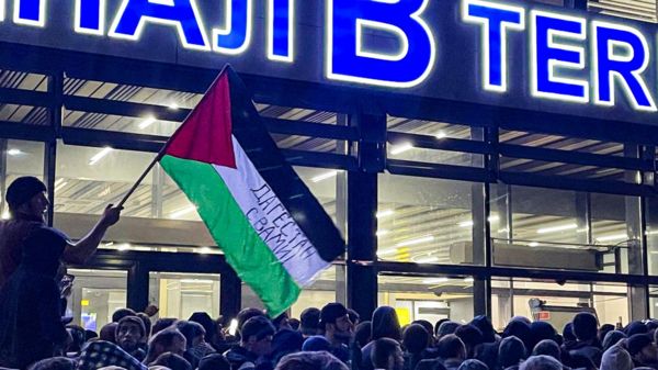 Почему произошел еврейский погром в Махачкале? Отвечают эксперты и местные жители