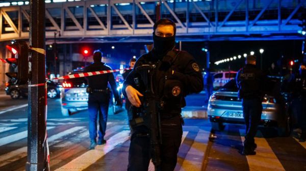 Нападение в центре Парижа: вооруженный ножом и молотком преступник убил одного человека и ранил еще двоих. Власти считают это терактом