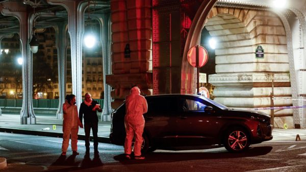 Нападение в центре Парижа: вооруженный ножом и молотком преступник убил одного человека и ранил еще двоих. Власти считают это терактом