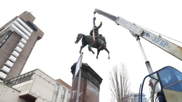 В Киеве демонтировали памятник Щорсу. Как его создавали и почему решили снести