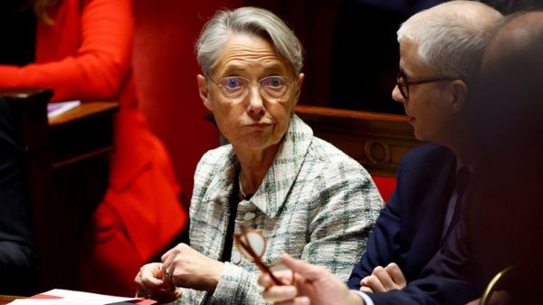 Отравленный поцелуй. Почему внезапная поддержка со стороны Марин Ле Пен звучит похоронным звоном для Эммануэля Макрона