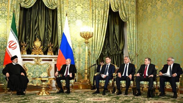 «Он сам напросился в Кремль»: как в Иране отнеслись к поездке президента Раиси к Путину