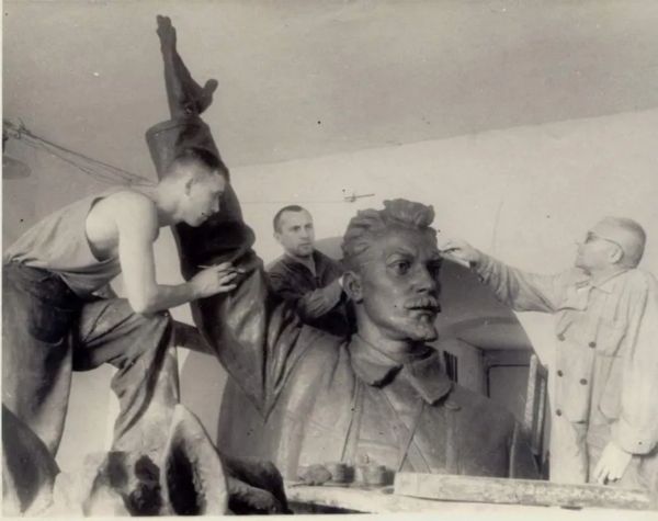 В Киеве демонтировали памятник Щорсу. Как его создавали и почему решили снести