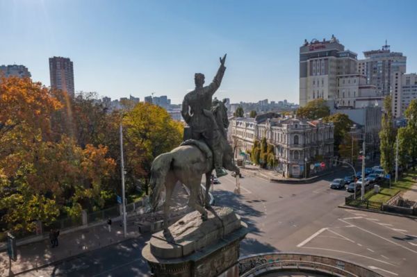 В Киеве демонтировали памятник Щорсу. Как его создавали и почему решили снести