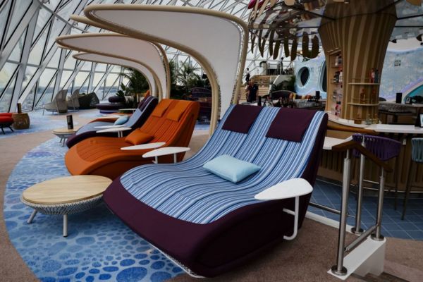 «Икона морей». Самый большой в мире лайнер отправился в первый круиз. Как он выглядит и чем недовольны защитники природы