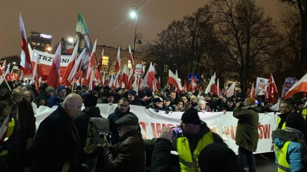 Против Туска, ЕС и «русского мира». В Варшаве состоялась многотысячная акция оппозиции