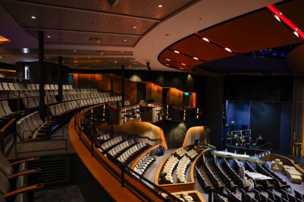 «Икона морей». Самый большой в мире лайнер отправился в первый круиз. Как он выглядит и чем недовольны защитники природы