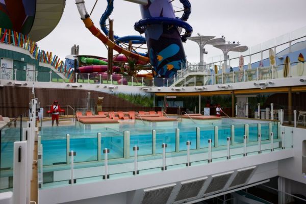 «Икона морей». Самый большой в мире лайнер отправился в первый круиз. Как он выглядит и чем недовольны защитники природы