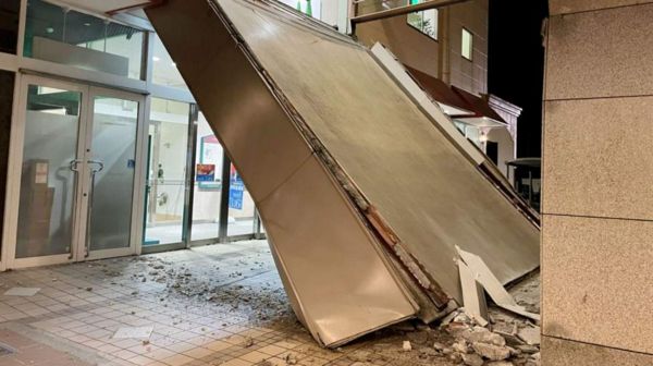 Землетрясение в Японии: тысячи людей ночуют в укрытиях, угроза цунами снижена, в России тревога отменена