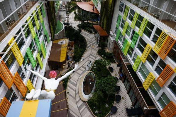 «Икона морей». Самый большой в мире лайнер отправился в первый круиз. Как он выглядит и чем недовольны защитники природы