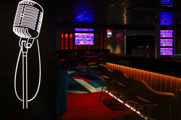 «Икона морей». Самый большой в мире лайнер отправился в первый круиз. Как он выглядит и чем недовольны защитники природы