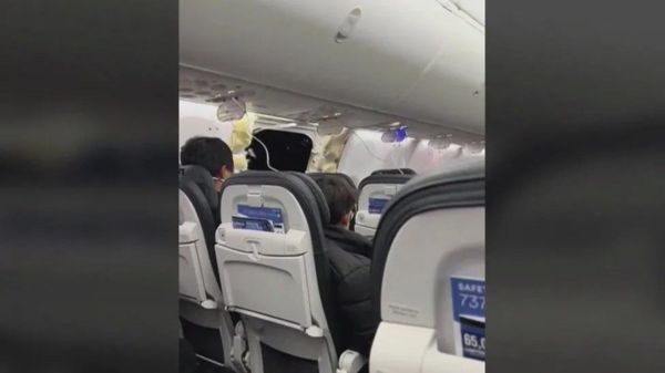 У самолета Boeing 737 Max 9 в США в полете вылетело окно. Авиакомпания сняла все лайнеры этой модели с рейсов