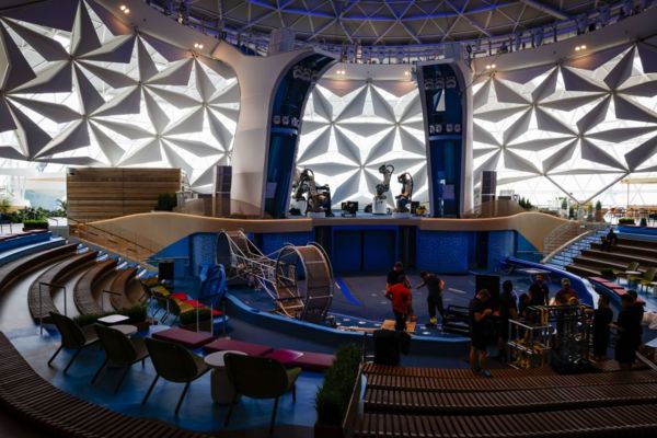 «Икона морей». Самый большой в мире лайнер отправился в первый круиз. Как он выглядит и чем недовольны защитники природы